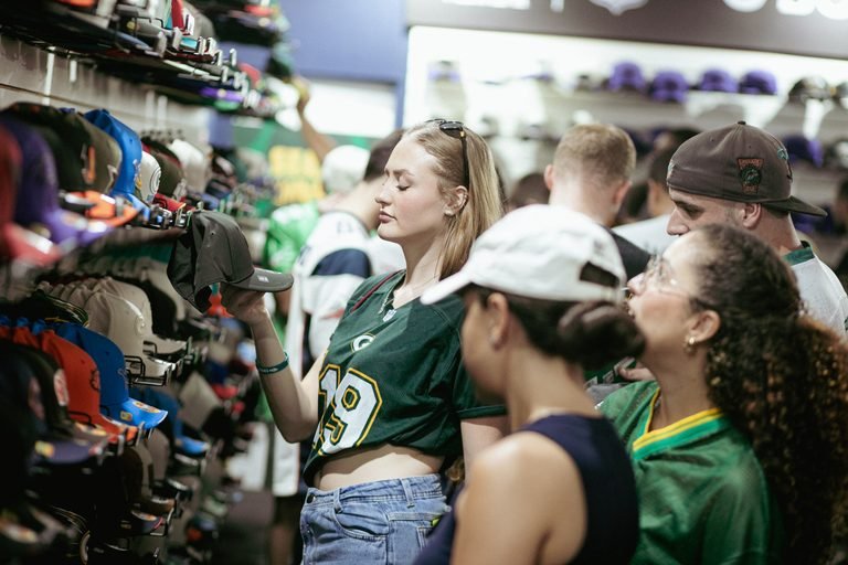New Era leva coleção exclusiva e convidados ao primeiro NFL Rio Game