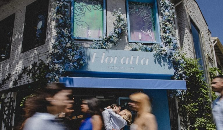 O Boticário cria Flower Shop em São Paulo para apresentar Floratta Blue Crystal