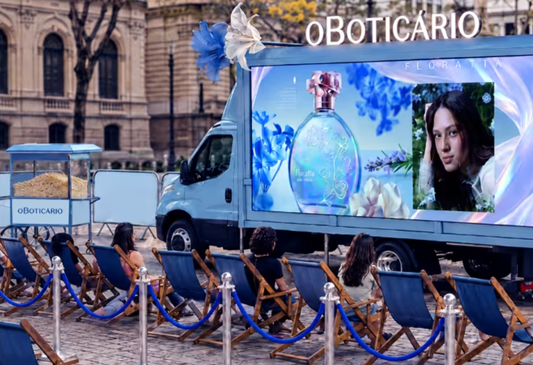 O Boticário divulga Floratta Blue Crystal com cinema ao ar livre em 12 cidades mineiras