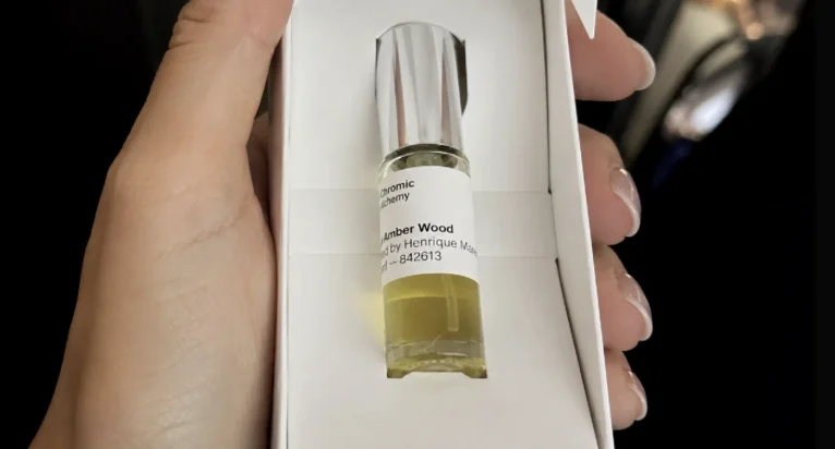 Máquina usa IA para criar perfume personalizado em menos de dez minutos no FILE Festival
