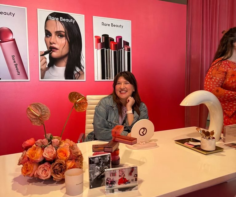 Rare Beauty recria escritório de Selena Gomez em pop-up em SP