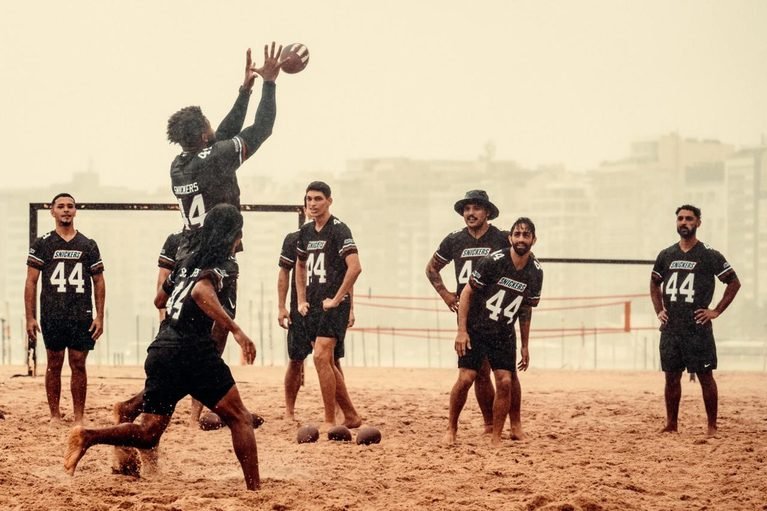 Snickers e MUDE levam aulas inspiradas no futebol americano ao Rio