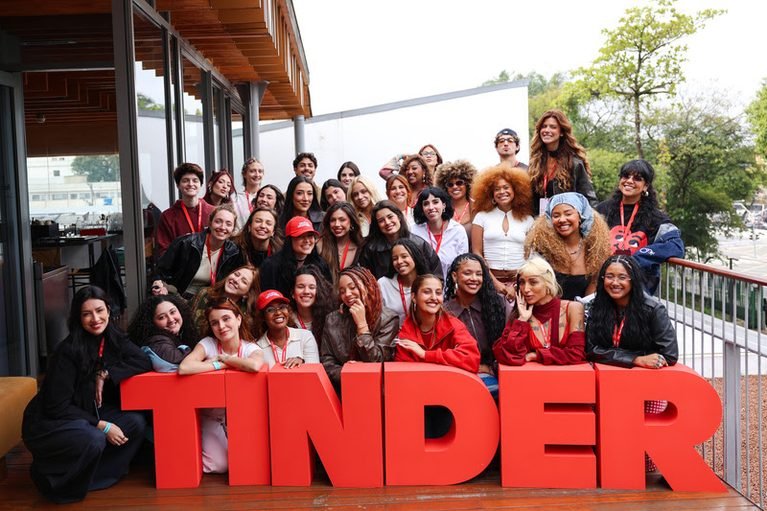 Tinder reúne criadores em imersão e Besties Party em São Paulo