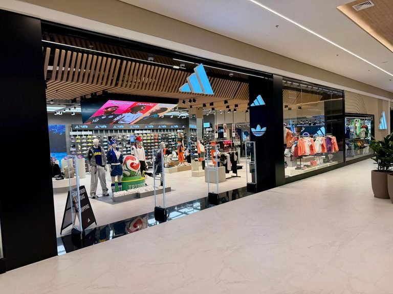 adidas abre Brand Center em Belo Horizonte com customização e referências à cultura local