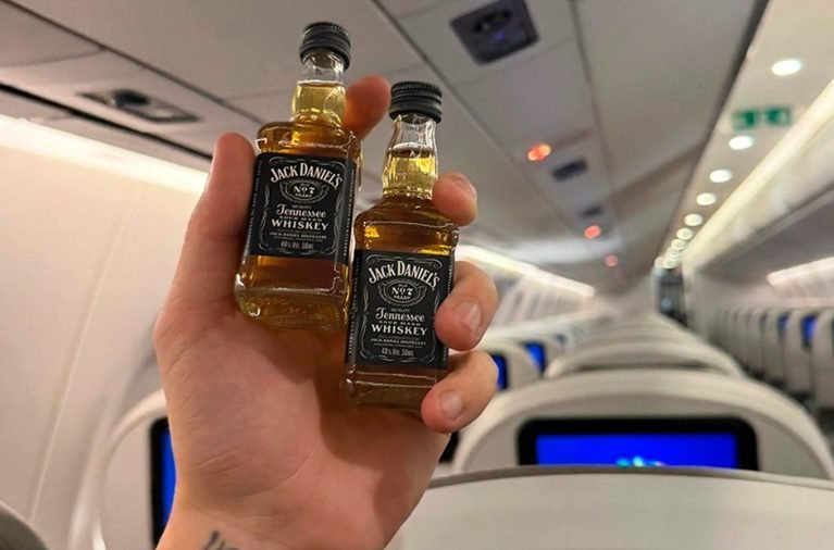 Azul e Jack Daniel’s distribuem miniaturas de whiskey em voos na semana da NFL