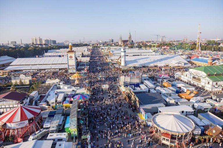 Oktoberfest de Munique 2026 une experiências e ações de marcas dentro e fora da festa