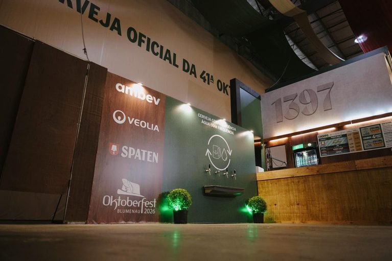 Ambev distribui mais de 25 mil litros de água grátis na Oktoberfest Blumenau