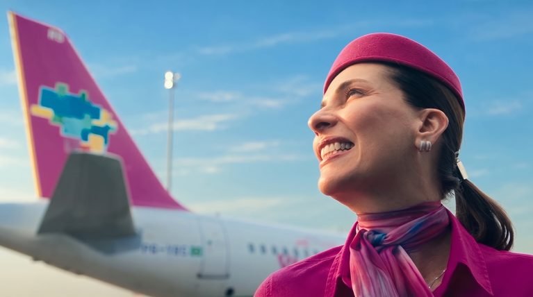 Azul lança campanha de Outubro Rosa com experiências, corrida e voos