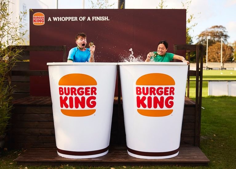 Burger King transforma copos gigantes em banheiras de gelo na Maratona de Dublin