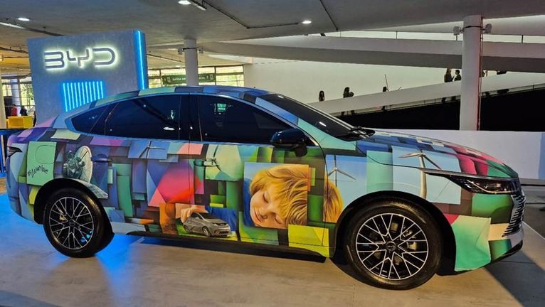BYD estreia na SPFW com carro transformado em obra de arte