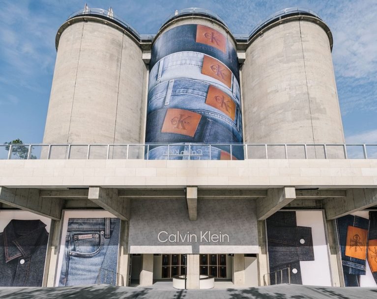 Calvin Klein abre pop-up “House of Denim” em Xangai