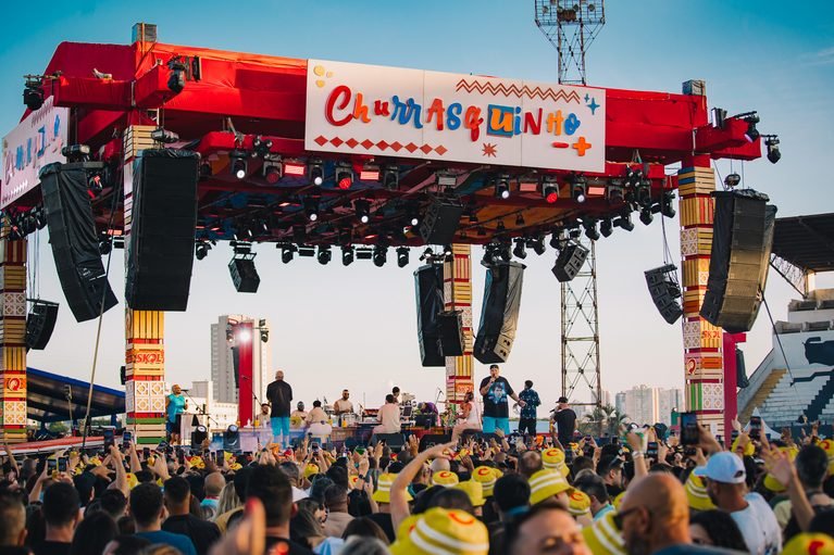 “Churrasquinho”, do Menos é Mais, chega a SP com palco 360º e quatro horas de show
