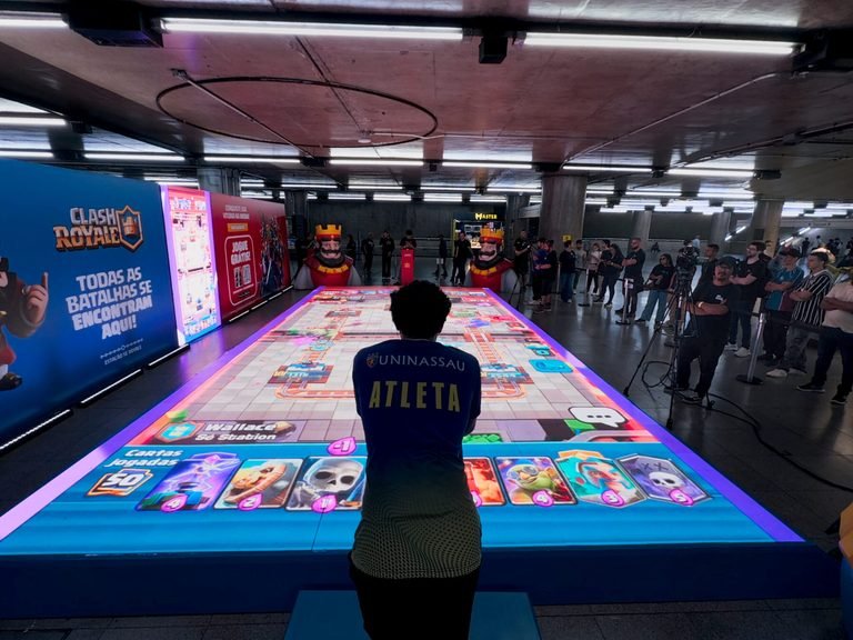Supercell instala arena de Clash Royale na estação Sé
