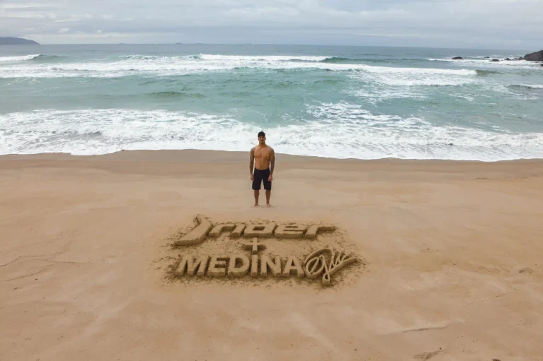 Rider anuncia Gabriel Medina como embaixador em inauguração de loja no Rio