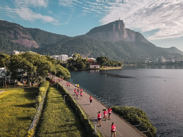 Corrida Granado Pink reúne 1,5 mil mulheres no Rio de Janeiro