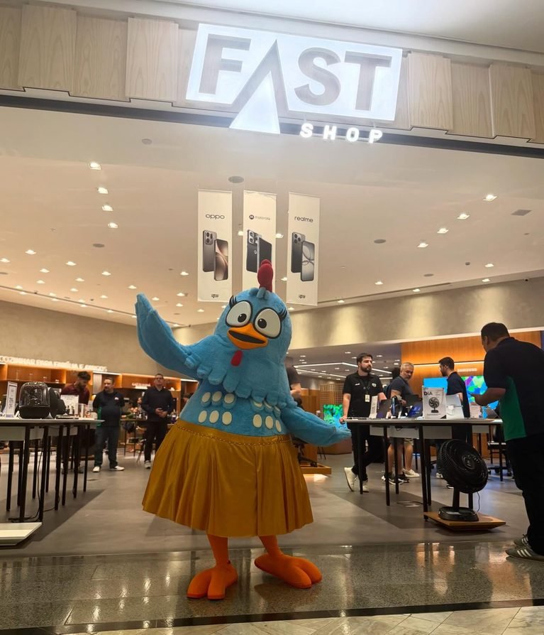 Fast Shop recebe Galinha Pintadinha em ação de Dia das Crianças