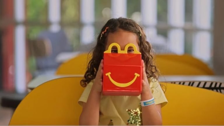 McDonald’s transforma caixa do McLanche Feliz em triagem visual infantil