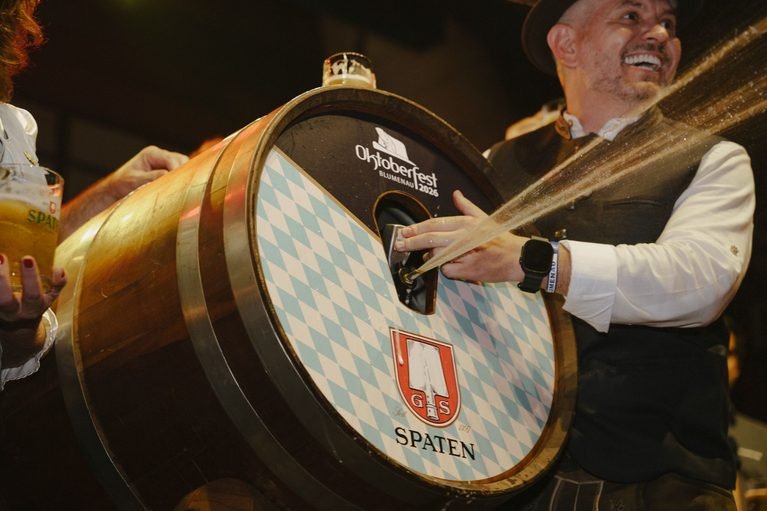 Spaten celebra primeiro brinde da Oktoberfest Blumenau