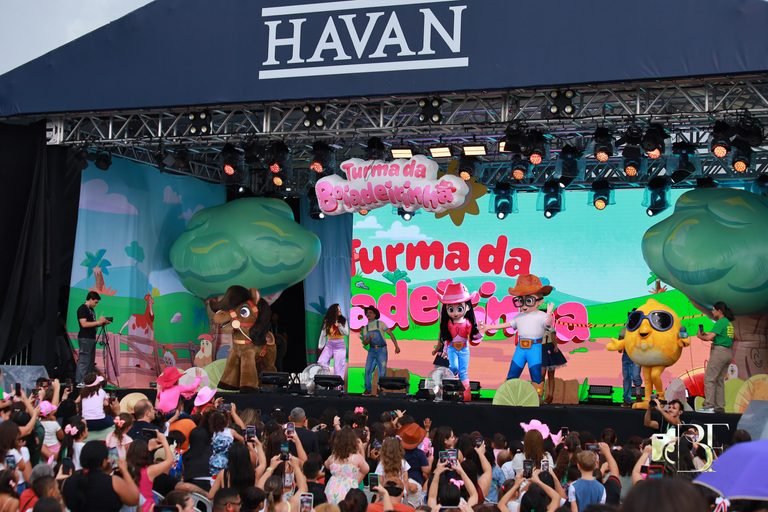 Havan leva show gratuito da Turma da Boiadeirinha à loja de Taubaté