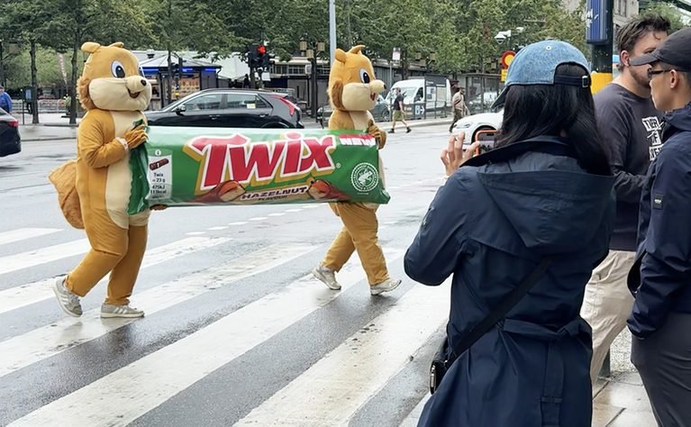 Twix leva esquilos gigantes e “roubo” de outdoor às ruas de Estocolmo