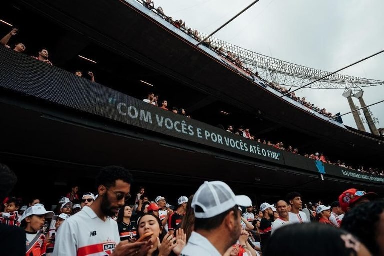 Unimed exibe mensagens da torcida do São Paulo na conquista do Brasileiro Feminino