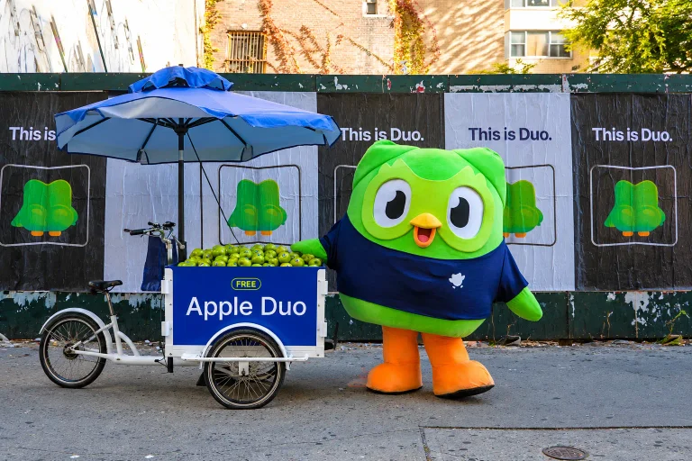 Duolingo transforma lançamento do iPhone Duo em ação com maçãs grátis