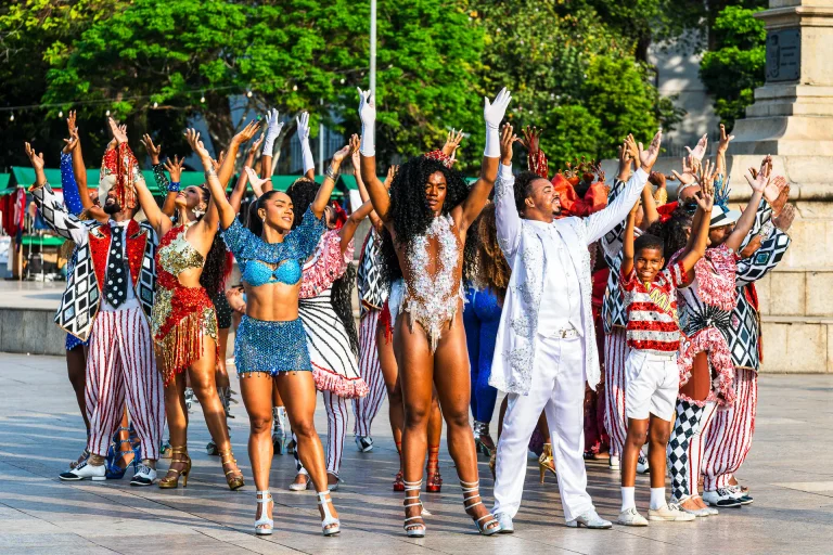 Rio Carnaval lança álbum dos sambas-enredo de 2027 com flash mob
