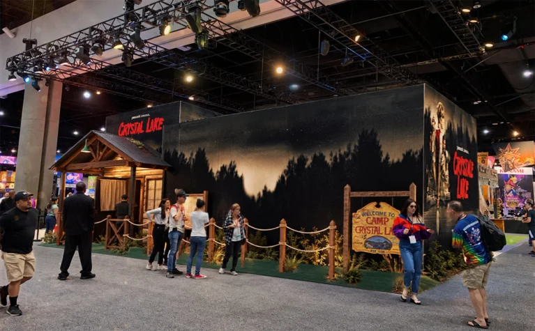 Peacock recria acampamento de Sexta-Feira 13 na New York Comic Con