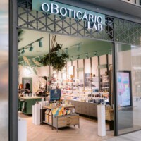 O Boticário dá mais um passo importante em sua expansão internacional com a abertura da primeira loja-conceito Boticário Lab em Portugal. Localizada no CascaiShopping, em Lisboa, a nova unidade oferece aos consumidores uma experiência de compra única, combinando produtos exclusivos, serviços personalizados e um forte compromisso com a sustentabilidade.