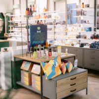 O Boticário dá mais um passo importante em sua expansão internacional com a abertura da primeira loja-conceito Boticário Lab em Portugal. Localizada no CascaiShopping, em Lisboa, a nova unidade oferece aos consumidores uma experiência de compra única, combinando produtos exclusivos, serviços personalizados e um forte compromisso com a sustentabilidade.