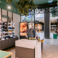 O Boticário dá mais um passo importante em sua expansão internacional com a abertura da primeira loja-conceito Boticário Lab em Portugal. Localizada no CascaiShopping, em Lisboa, a nova unidade oferece aos consumidores uma experiência de compra única, combinando produtos exclusivos, serviços personalizados e um forte compromisso com a sustentabilidade.