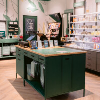 O Boticário dá mais um passo importante em sua expansão internacional com a abertura da primeira loja-conceito Boticário Lab em Portugal. Localizada no CascaiShopping, em Lisboa, a nova unidade oferece aos consumidores uma experiência de compra única, combinando produtos exclusivos, serviços personalizados e um forte compromisso com a sustentabilidade.