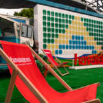 A Havaianas, patrocinadora dos comitês olímpico e paraolímpico do Brasil e calçado oficial do Time Brasil, está promovendo uma série de ativações em Paris para levar ainda mais brasilidade para essas Olimpíadas. Além de ter estado nos pés dos atletas da delegação brasileira na cerimônia de abertura na última sexta-feira, a marca está oferecendo experiências na Casa Brasil, ponto de encontro dos espectadores dos Jogos, e em sua loja temporária na Champs Elysées.
