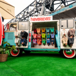 A Havaianas, patrocinadora dos comitês olímpico e paraolímpico do Brasil e calçado oficial do Time Brasil, está promovendo uma série de ativações em Paris para levar ainda mais brasilidade para essas Olimpíadas. Além de ter estado nos pés dos atletas da delegação brasileira na cerimônia de abertura na última sexta-feira, a marca está oferecendo experiências na Casa Brasil, ponto de encontro dos espectadores dos Jogos, e em sua loja temporária na Champs Elysées.