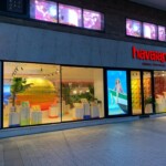 A Havaianas, patrocinadora dos comitês olímpico e paraolímpico do Brasil e calçado oficial do Time Brasil, está promovendo uma série de ativações em Paris para levar ainda mais brasilidade para essas Olimpíadas. Além de ter estado nos pés dos atletas da delegação brasileira na cerimônia de abertura na última sexta-feira, a marca está oferecendo experiências na Casa Brasil, ponto de encontro dos espectadores dos Jogos, e em sua loja temporária na Champs Elysées.