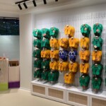 A Havaianas, patrocinadora dos comitês olímpico e paraolímpico do Brasil e calçado oficial do Time Brasil, está promovendo uma série de ativações em Paris para levar ainda mais brasilidade para essas Olimpíadas. Além de ter estado nos pés dos atletas da delegação brasileira na cerimônia de abertura na última sexta-feira, a marca está oferecendo experiências na Casa Brasil, ponto de encontro dos espectadores dos Jogos, e em sua loja temporária na Champs Elysées.