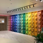 A Havaianas, patrocinadora dos comitês olímpico e paraolímpico do Brasil e calçado oficial do Time Brasil, está promovendo uma série de ativações em Paris para levar ainda mais brasilidade para essas Olimpíadas. Além de ter estado nos pés dos atletas da delegação brasileira na cerimônia de abertura na última sexta-feira, a marca está oferecendo experiências na Casa Brasil, ponto de encontro dos espectadores dos Jogos, e em sua loja temporária na Champs Elysées.