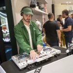 A Lacoste inaugurou sua nova concept store no Barra Shopping, oferecendo uma experiência de compra aprimorada com uma vasta gama de produtos para todas as idades, em um espaço de 108 metros quadrados.