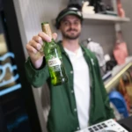A Lacoste inaugurou sua nova concept store no Barra Shopping, oferecendo uma experiência de compra aprimorada com uma vasta gama de produtos para todas as idades, em um espaço de 108 metros quadrados.