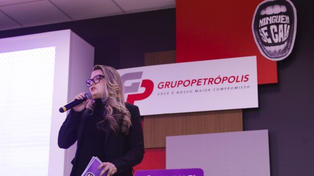 Em um ato que marca um importante avanço na luta contra a violência de gênero, o Grupo Petrópolis realizou em 26/08, em seu Auditório Corporativo, a adesão oficial ao Pacto Ninguém Se Cala. O evento, que contou com a presença de colaboradores, parceiros, autoridades e convidados especiais, reafirma o compromisso da empresa em construir uma sociedade mais justa e segura para todas as mulheres.