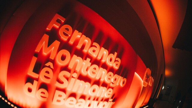 A agência ATENAS.ag viveu um momento histórico ao participar das celebrações de um século do Itaú. Em um evento histórico com Fernanda Montenegro, que teve todos os ingressos esgotados em apenas 25 minutos, a agência e o banco tiveram a honra de trabalhar ao lado da lendária atriz, que celebra 80 anos de carreira e 95 anos de vida.