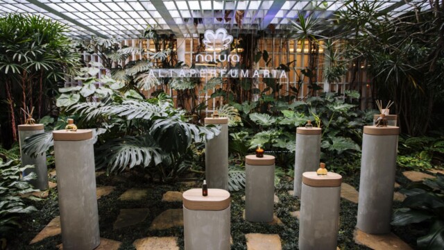 A Natura, em busca constante por experiências únicas e memoráveis, realizou, em 13 de agosto, um evento exclusivo para apresentar sua nova linha de Alta Perfumaria. A celebração, que aconteceu na renomada Luciana Brito Galeria, transportou os convidados para um universo sensorial, onde a natureza e a perfumaria se entrelaçam.
