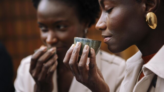 A Natura, em busca constante por experiências únicas e memoráveis, realizou, em 13 de agosto, um evento exclusivo para apresentar sua nova linha de Alta Perfumaria. A celebração, que aconteceu na renomada Luciana Brito Galeria, transportou os convidados para um universo sensorial, onde a natureza e a perfumaria se entrelaçam.