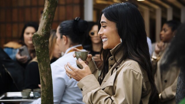A Natura, em busca constante por experiências únicas e memoráveis, realizou, em 13 de agosto, um evento exclusivo para apresentar sua nova linha de Alta Perfumaria. A celebração, que aconteceu na renomada Luciana Brito Galeria, transportou os convidados para um universo sensorial, onde a natureza e a perfumaria se entrelaçam.