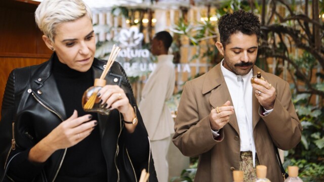 A Natura, em busca constante por experiências únicas e memoráveis, realizou, em 13 de agosto, um evento exclusivo para apresentar sua nova linha de Alta Perfumaria. A celebração, que aconteceu na renomada Luciana Brito Galeria, transportou os convidados para um universo sensorial, onde a natureza e a perfumaria se entrelaçam.