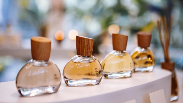 A Natura, em busca constante por experiências únicas e memoráveis, realizou, em 13 de agosto, um evento exclusivo para apresentar sua nova linha de Alta Perfumaria. A celebração, que aconteceu na renomada Luciana Brito Galeria, transportou os convidados para um universo sensorial, onde a natureza e a perfumaria se entrelaçam.