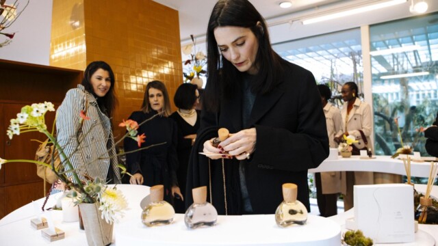 A Natura, em busca constante por experiências únicas e memoráveis, realizou, em 13 de agosto, um evento exclusivo para apresentar sua nova linha de Alta Perfumaria. A celebração, que aconteceu na renomada Luciana Brito Galeria, transportou os convidados para um universo sensorial, onde a natureza e a perfumaria se entrelaçam.