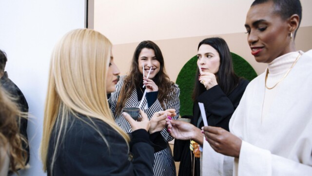 A Natura, em busca constante por experiências únicas e memoráveis, realizou, em 13 de agosto, um evento exclusivo para apresentar sua nova linha de Alta Perfumaria. A celebração, que aconteceu na renomada Luciana Brito Galeria, transportou os convidados para um universo sensorial, onde a natureza e a perfumaria se entrelaçam.