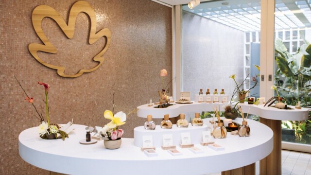 A Natura, em busca constante por experiências únicas e memoráveis, realizou, em 13 de agosto, um evento exclusivo para apresentar sua nova linha de Alta Perfumaria. A celebração, que aconteceu na renomada Luciana Brito Galeria, transportou os convidados para um universo sensorial, onde a natureza e a perfumaria se entrelaçam.