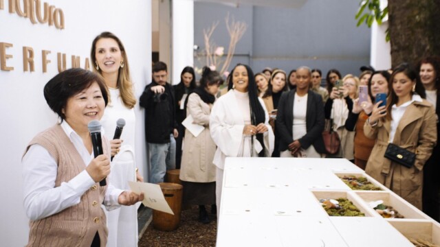 A Natura, em busca constante por experiências únicas e memoráveis, realizou, em 13 de agosto, um evento exclusivo para apresentar sua nova linha de Alta Perfumaria. A celebração, que aconteceu na renomada Luciana Brito Galeria, transportou os convidados para um universo sensorial, onde a natureza e a perfumaria se entrelaçam.